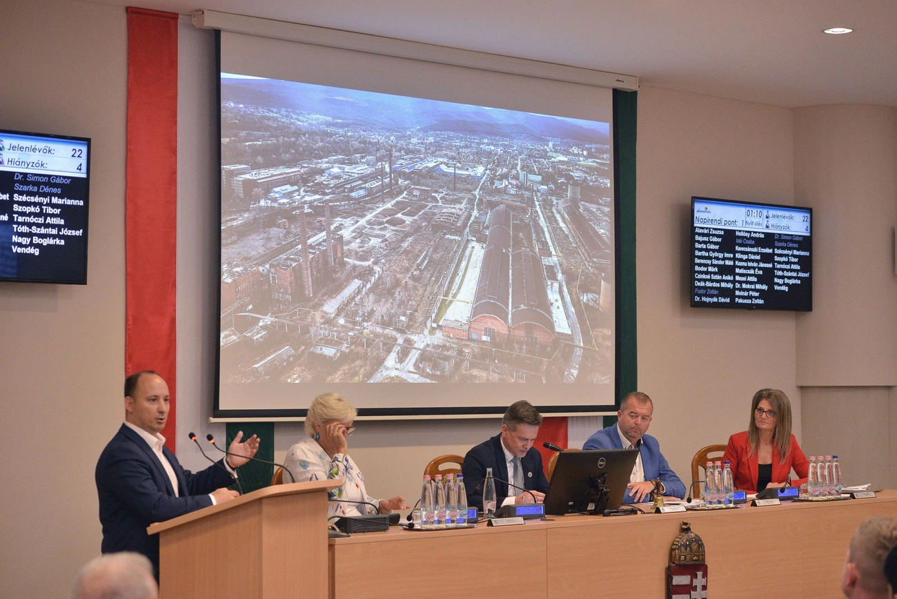 Rendkívüli közgyűlés a DAM-ról. Osztie Tibor képgalériája
