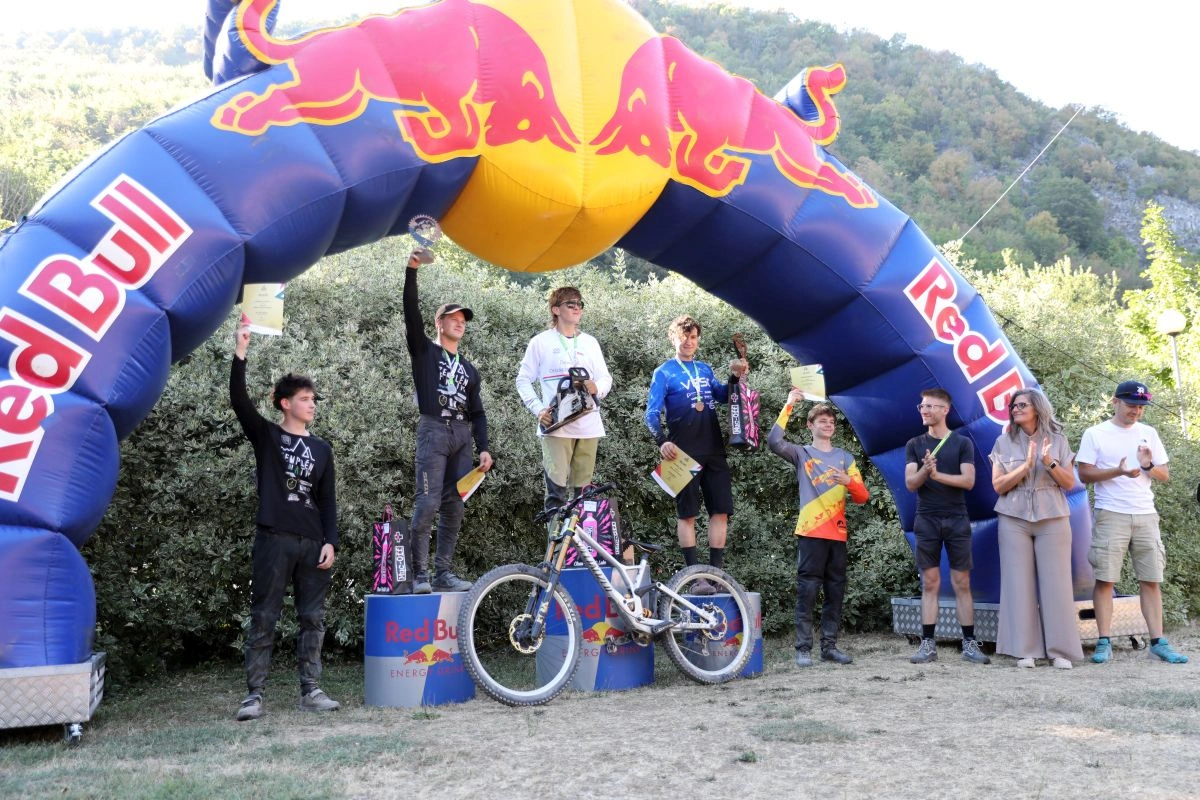 Downhill Országos Bajnokság 2026 eredményhirdetés. Fotó: Juhász Ákos