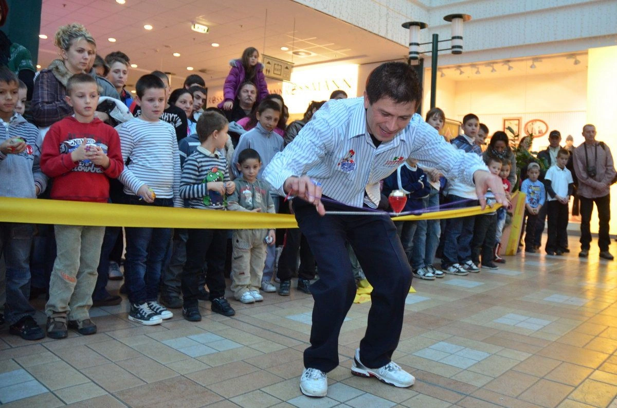 Peonza bemutató és verseny a plázában